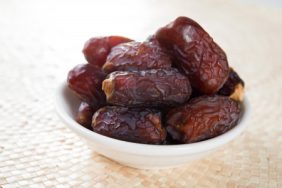 20620110-kurma-dried-date-palm-fruits-ramadan-food-which-eaten-in-fasting-month-pile-of-fresh-dried-date-frui