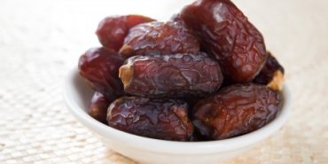20620110-kurma-dried-date-palm-fruits-ramadan-food-which-eaten-in-fasting-month-pile-of-fresh-dried-date-frui