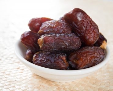 20620110-kurma-dried-date-palm-fruits-ramadan-food-which-eaten-in-fasting-month-pile-of-fresh-dried-date-frui