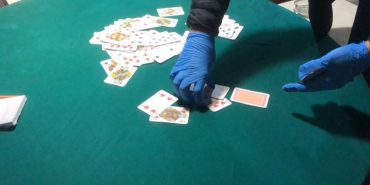 izmir-de-ruhsatsiz-kahvehanede-kumar-oynayan-38-kisiye-ceza-kesildi-1089554