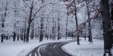 road_turn_snow_135930_2560x1440
