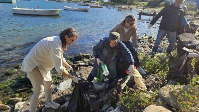 Bartın’ın Kurucaşile ilçesinde çevre farkındalığını artırmak amacıyla düzenlenen çöp toplama