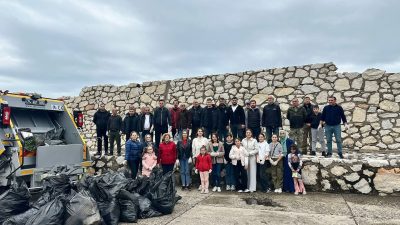 Kurucaşile Belediyesi, gönüllü vatandaşların katılımıyla Liman Mahallesi sahilinde çevre temizliği