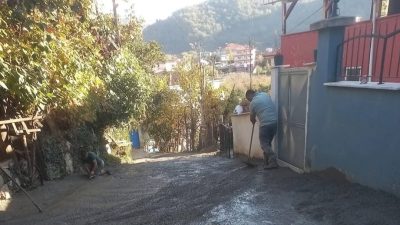 Cide’nin Çataloluk Köyü’nde muhtarlık heyeti, köy içi yolların onarımı için
